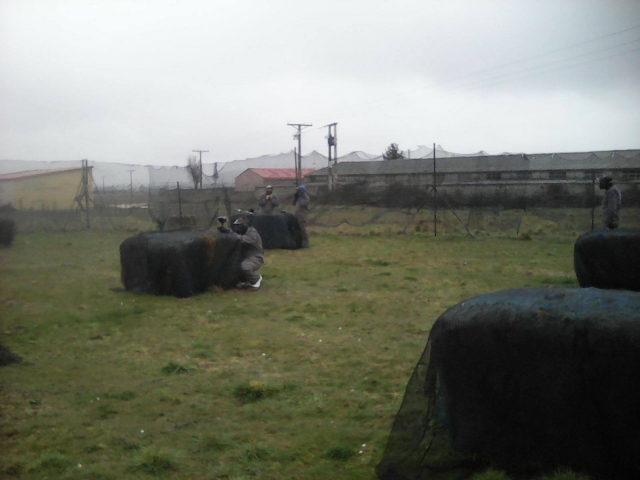Campo de paintball en dia nublado